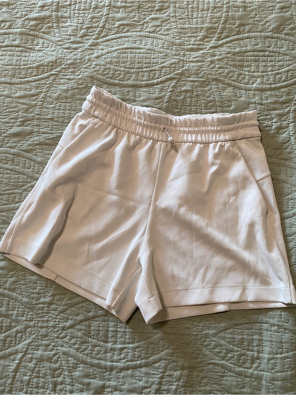 Lululemon Softstreme High-Rise Short 4" White Size 6 High Waisted Shorts